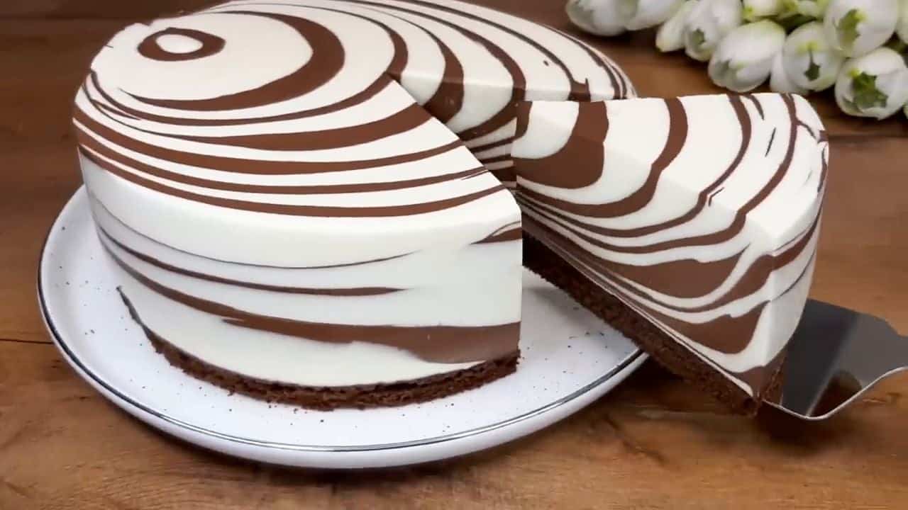 Lyxig zebradessert gjord av kakao, gräddfil och kondenserad mjölk – en delikatess på bordet!